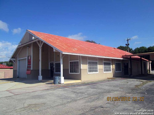 Listing photo id 0 for 1526 Pat Booker