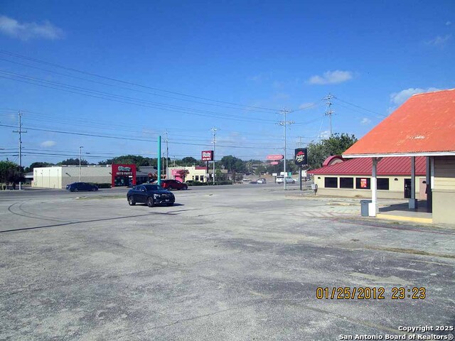 Listing photo id 2 for 1526 Pat Booker