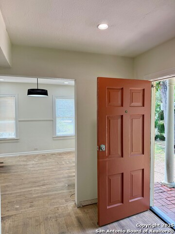 Listing photo id 2 for 136 Elmview Pl E