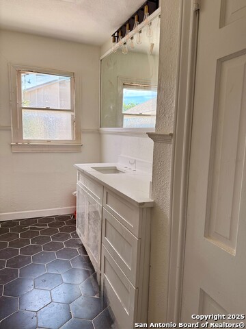 Listing photo id 3 for 136 Elmview Pl E