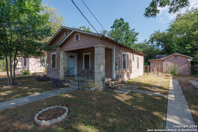 Image 2 of 28 For 415 Woodlawn E