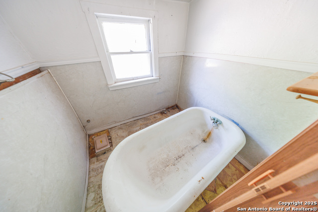 Image 21 of 28 For 415 Woodlawn E