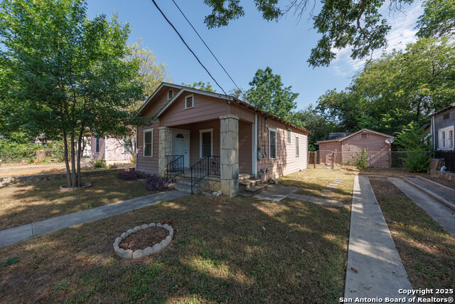 Image 3 of 28 For 415 Woodlawn E