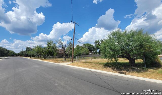 Image 11 of 12 For 118 Gardenview S