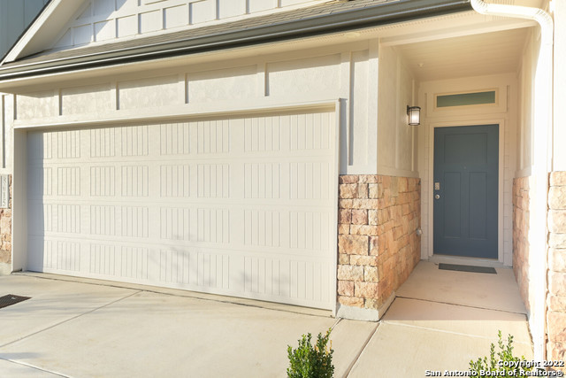 Listing photo id 0 for 8015 Needle Creek