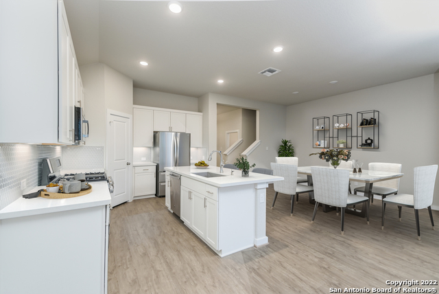 Listing photo id 1 for 8015 Needle Creek
