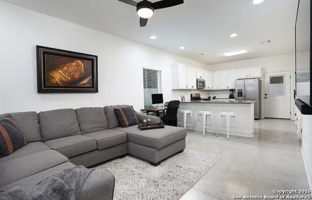 Listing photo id 1 for 419 Porter  202