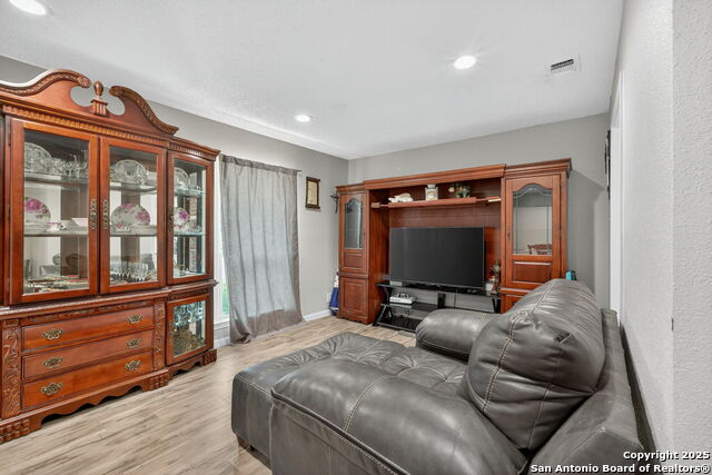 Image 15 of 32 For 3413 Foxbriar