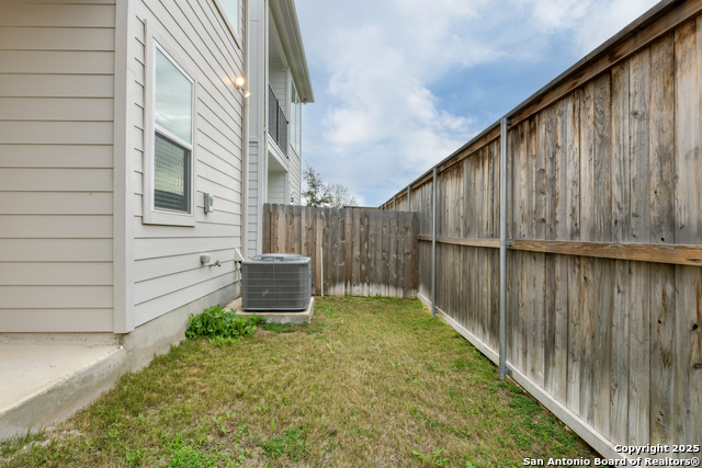 Listing photo id 17 for 8851 Oakland Rd Bldg 31