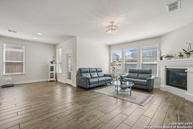 Listing photo id 5 for 2215 Zachry