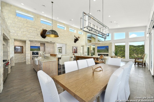 Listing photo id 10 for 1785 Backbone Ridge