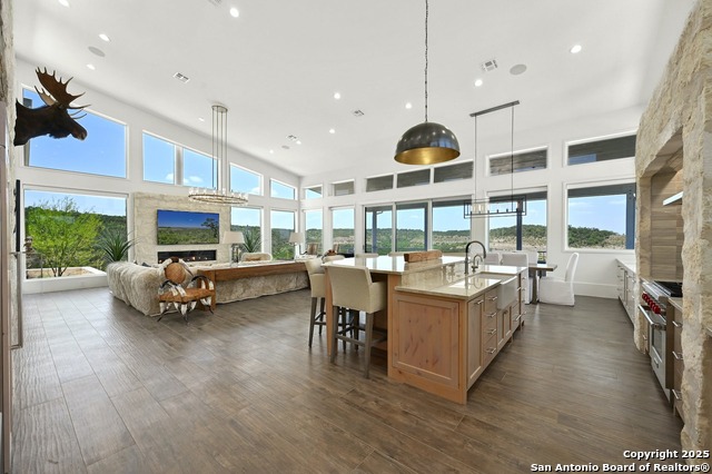 Listing photo id 7 for 1785 Backbone Ridge