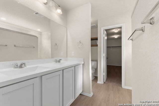 Listing photo id 14 for 10306 Midsummer Mdw