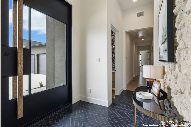 Listing photo id 8 for 9627 Lenox Hill