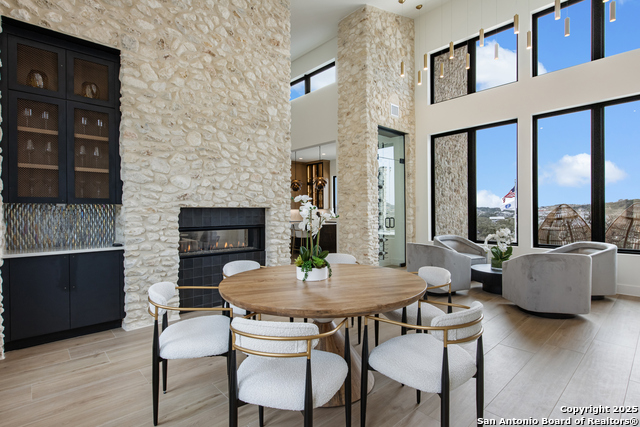 Listing photo id 9 for 9627 Lenox Hill