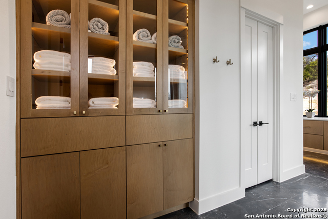 Listing photo id 25 for 9627 Lenox Hill