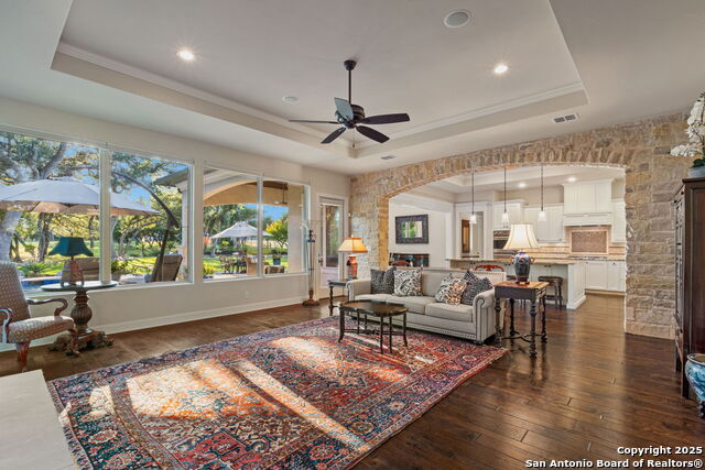 Listing photo id 8 for 324 Menger Springs