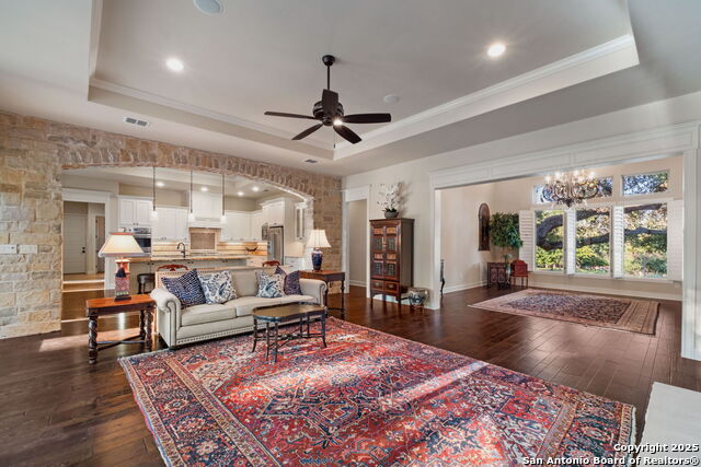 Listing photo id 12 for 324 Menger Springs