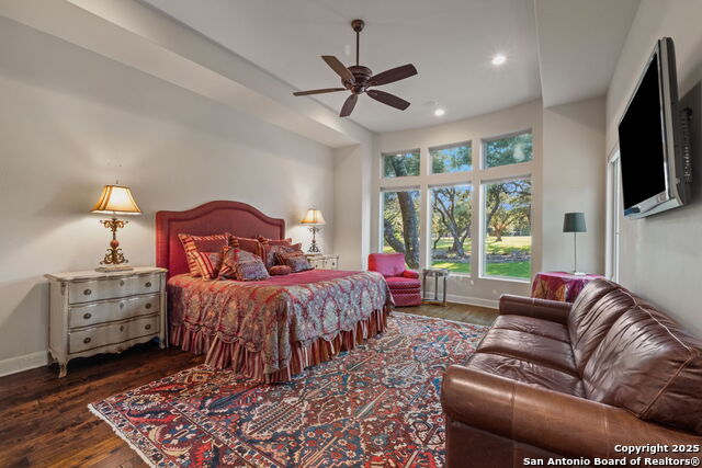 Listing photo id 13 for 324 Menger Springs