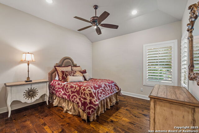 Listing photo id 32 for 324 Menger Springs