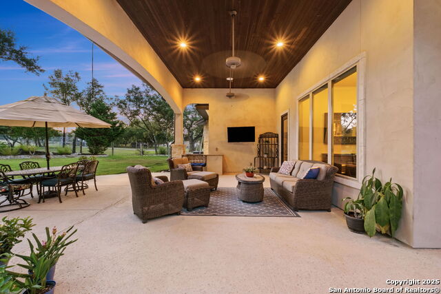 Listing photo id 38 for 324 Menger Springs