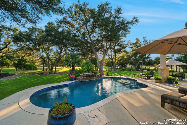 Listing photo id 47 for 324 Menger Springs