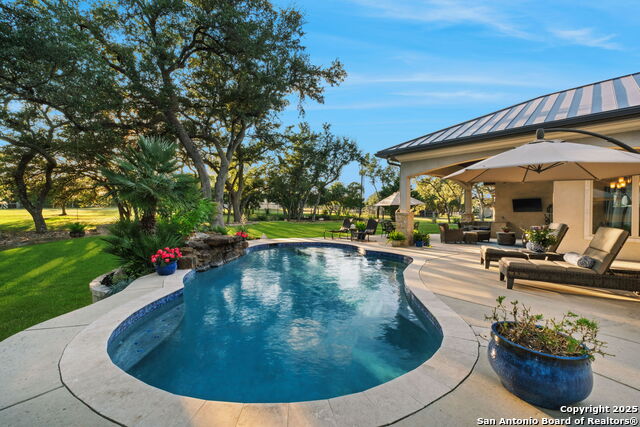 Listing photo id 48 for 324 Menger Springs