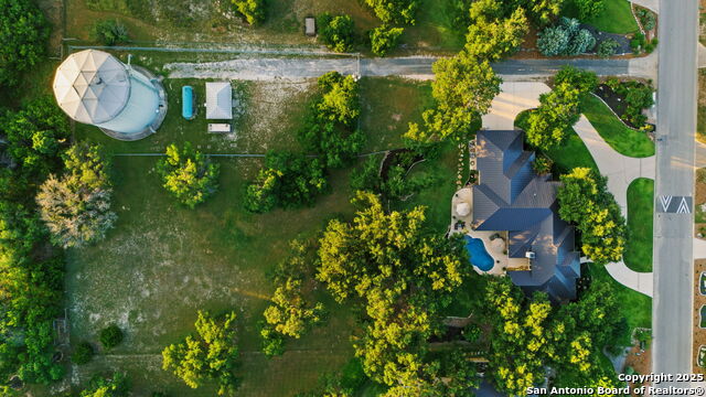 Listing photo id 66 for 324 Menger Springs