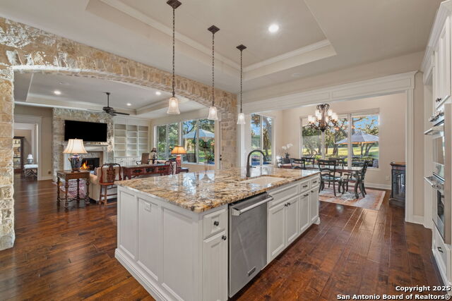 Listing photo id 6 for 324 Menger Springs