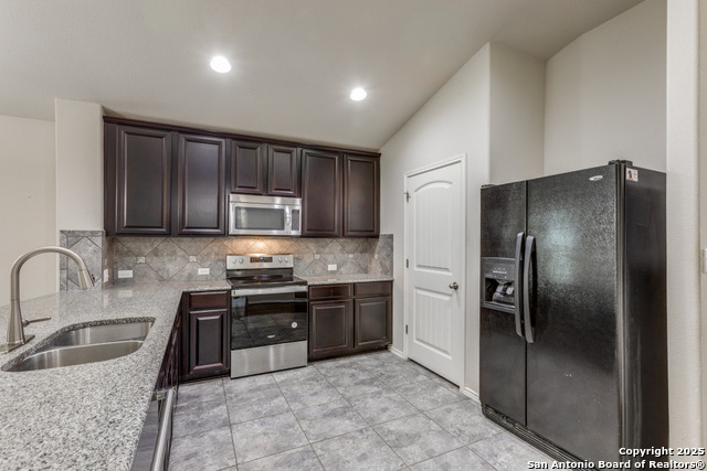 Listing photo id 4 for 19209 Nicole Ln