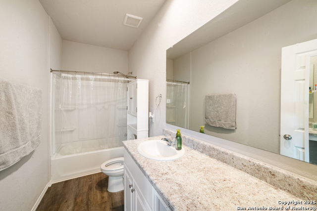 Listing photo id 11 for 10602 Welder Oak