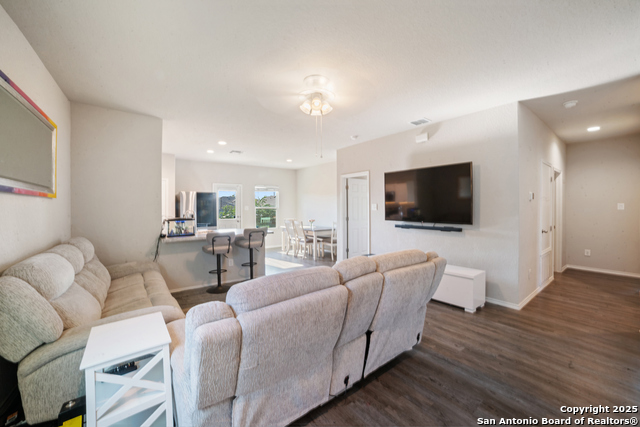 Listing photo id 2 for 10602 Welder Oak