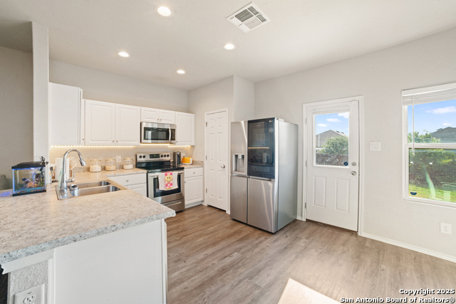 Listing photo id 5 for 10602 Welder Oak