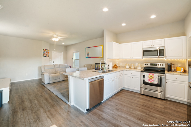 Listing photo id 6 for 10602 Welder Oak