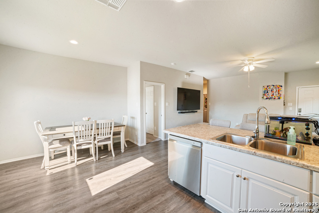 Listing photo id 7 for 10602 Welder Oak