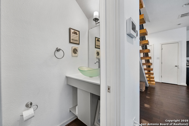 Image 9 of 31 For 704 Cherry N