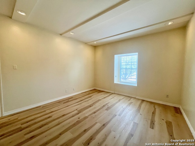Image 18 of 24 For 7731 Broadway  A8