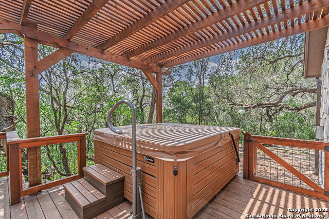 Listing photo id 25 for 560 Bluff Ridge