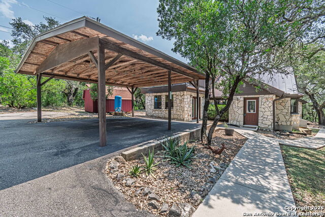 Listing photo id 2 for 560 Bluff Ridge