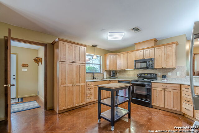 Listing photo id 4 for 560 Bluff Ridge