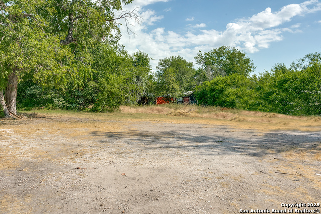 Image 2 of 8 For 915 Gladstone