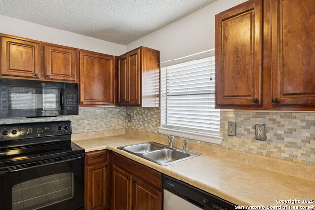 Image 13 of 31 For 10330 Country Bluff