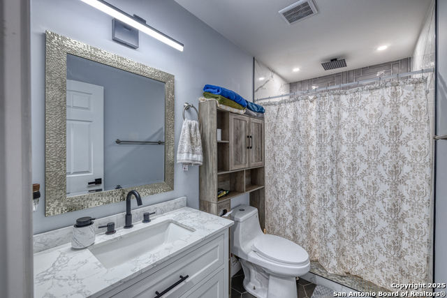 Listing photo id 9 for 208 Sabinal W