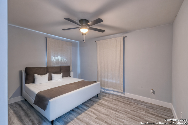 Listing photo id 11 for 208 Sabinal W