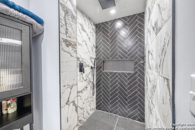 Listing photo id 12 for 208 Sabinal W