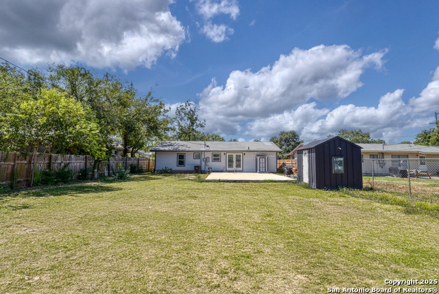 Listing photo id 13 for 208 Sabinal W