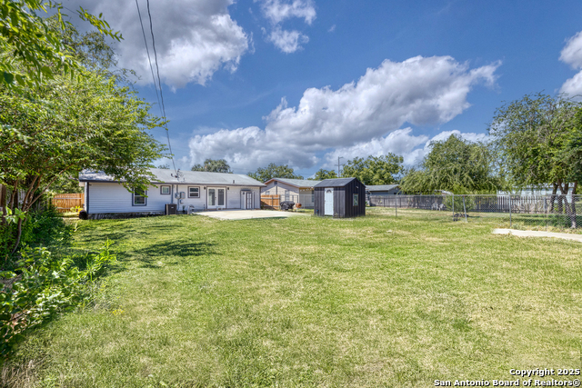 Listing photo id 14 for 208 Sabinal W