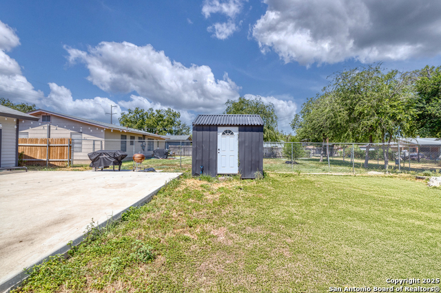 Listing photo id 15 for 208 Sabinal W