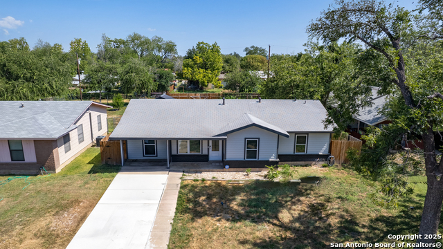 Listing photo id 16 for 208 Sabinal W
