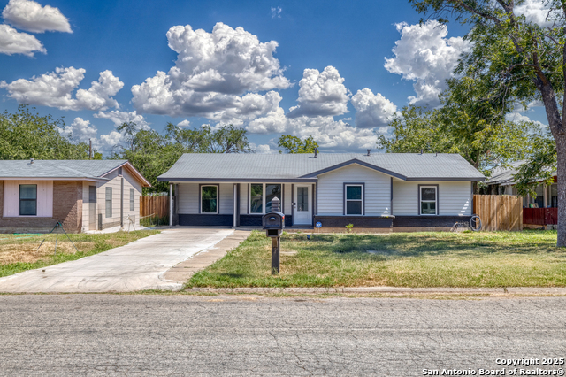 Listing photo id 0 for 208 Sabinal W